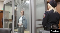 La periodista ruso-estadounidense de Radio Free Europe/Radio Liberty (RFE/RL) Alsu Kurmasheva, detenida tras ser acusada de violar la ley rusa sobre agentes extranjeros, asiste a una audiencia judicial en Kazán, Rusia, el 31 de mayo de 2024. REUTERS/ Alexey Nasyrov