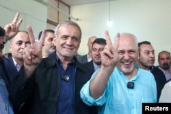 El candidato presidencial iraní Masoud Pezeshkian saluda a la multitud durante la segunda vuelta de las elecciones presidenciales en Teherán, Irán, el 5 de julio de 2024. Saeed Zareian/pool/WANA (West Asia News Agency) vía REUTERS